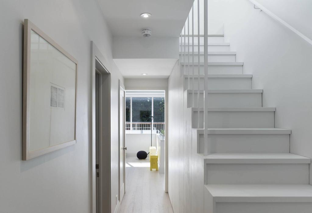 Кладовка под лестницей в частном доме: проектирование, интересные и оригинальные идеи с фото