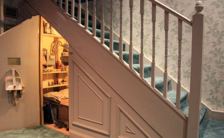 Кладовка под лестницей в частном доме: проектирование, интересные и оригинальные идеи с фото