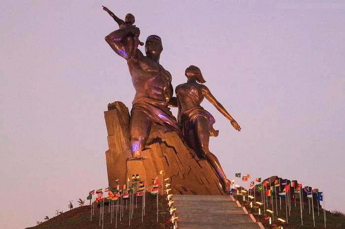монумент африканского возрождения