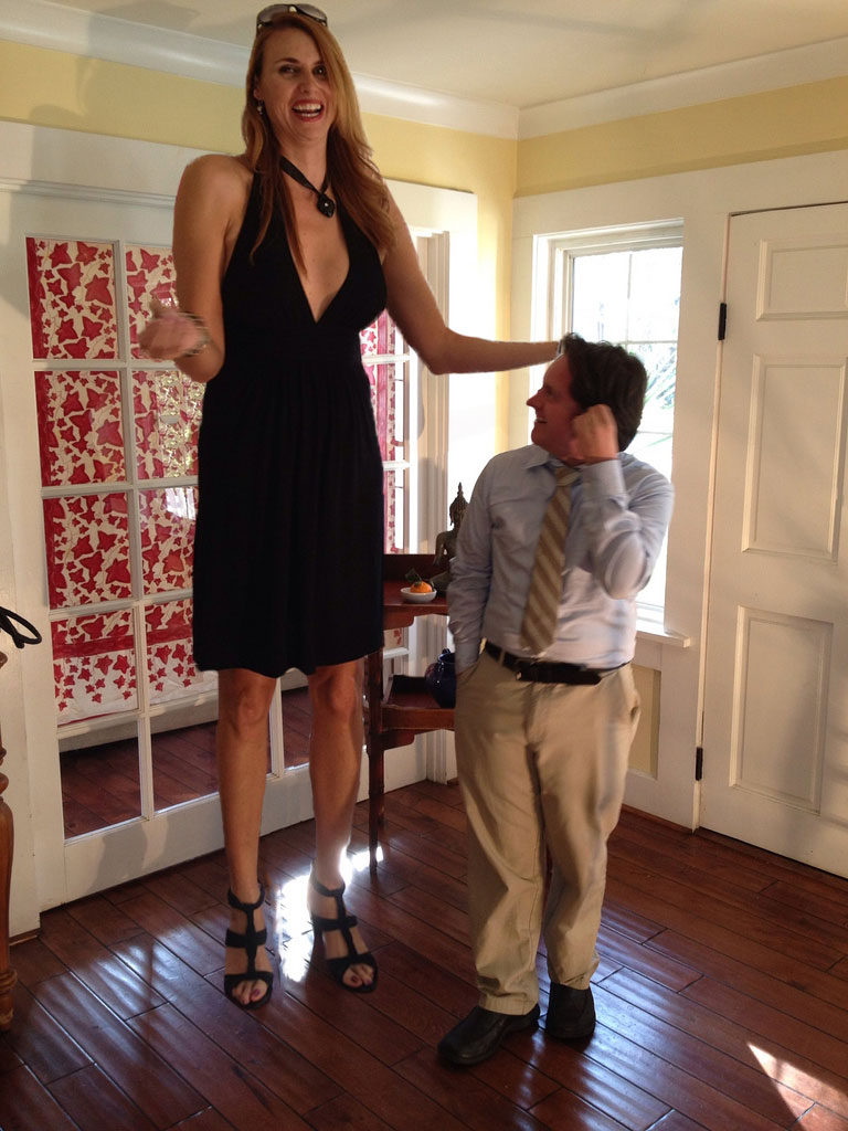 высокая женщина и низкий мужчина