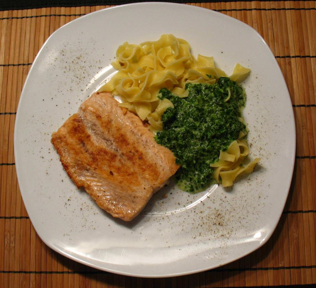 Spinach and pasta salmon