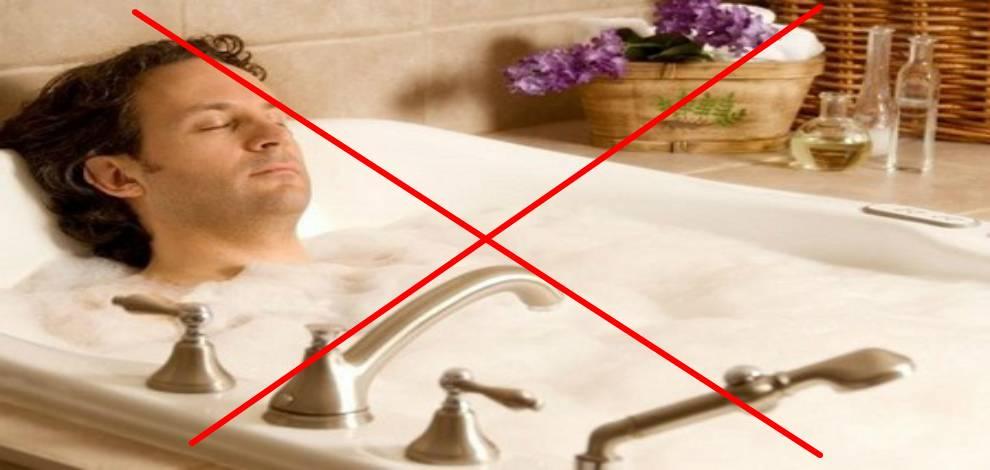 Температура 37 принимать ванну. Безопасность в ванной. Человек лежит в ванне. Мочекаменной болезни горячая ванна. Горячие ванны противопоказаны.
