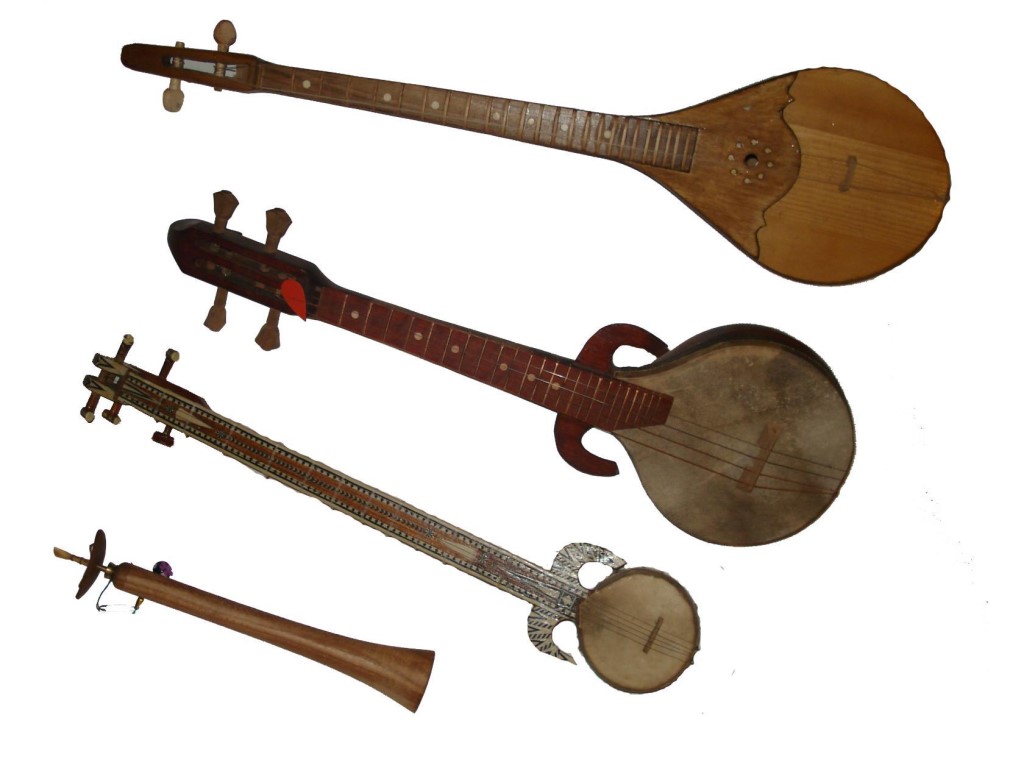 Таджикские инструменты. Узбекский рубаб музыкальный инструмент. Узбекская домра музыкальный инструмент. Домра струнный музыкальный инструмент. Домра четырехструнная музыкальный инструмент.