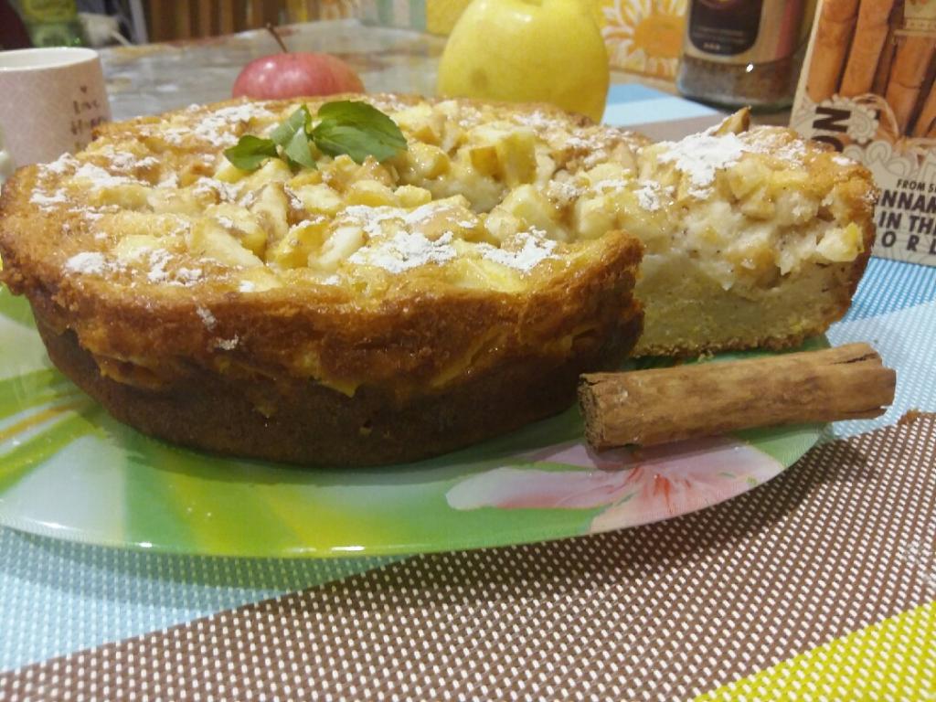 Шарлотка с манкой и яблоками. Пирог из манки с яблоками. Яблочный пирог с манкой без яиц. Шарлотка из манки с яблоками без кефира.