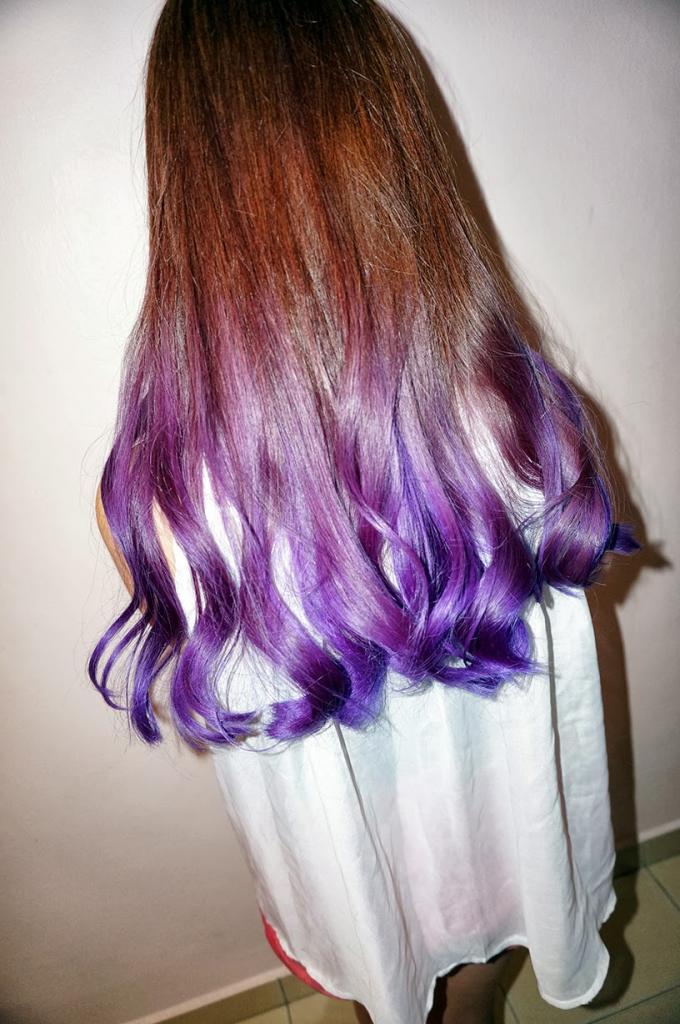 Ярко - фиолетовые кончики волос