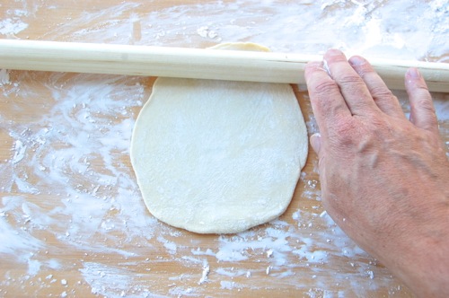 как раскатать тесто без скалки
