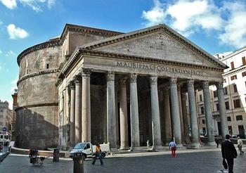 Пантеон - излюбленная римская достопримечательность для туристов