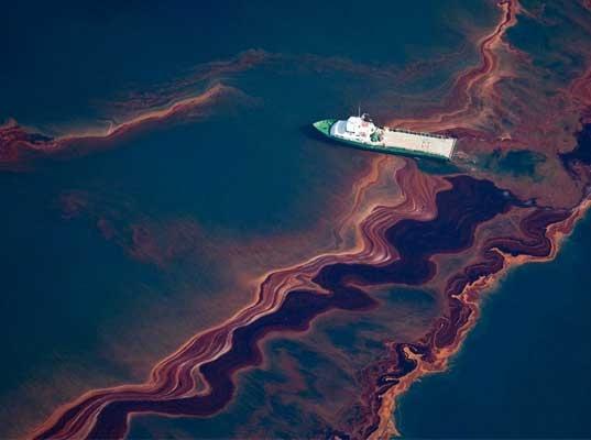 Авария нефтяного танкера в океане