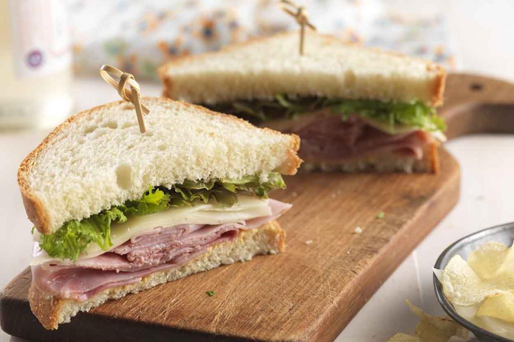 Sandwich with ham and cheese