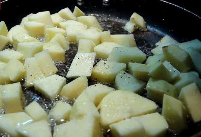 photo of fried potatoes with bacon