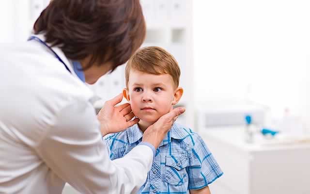 как снять боль в ушах у ребенка 