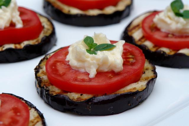 fried eggplant with tomatoes and garlic