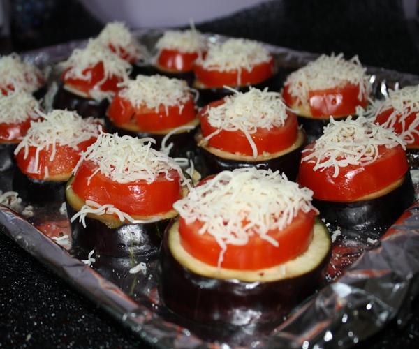 баклажаны в духовке с помидорами и сыром