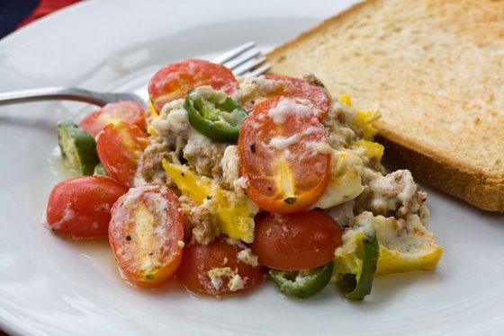 recipe fried eggs with tomatoes