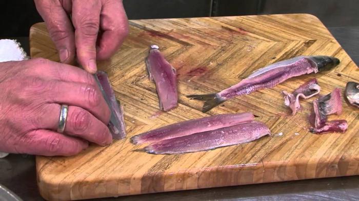 how to quickly clean herring