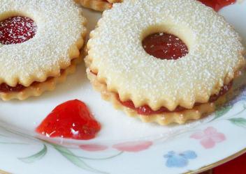 cookies with crumbs and jam