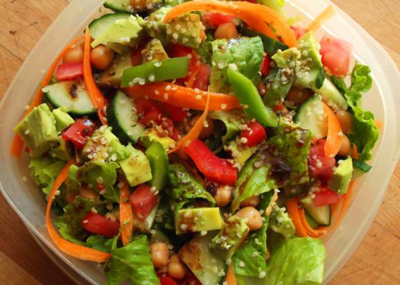 какие популярные овощи добавляют в салат 