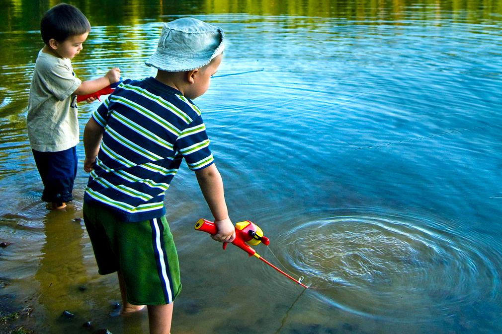 Маленький догони. Дети ловят рыбу. Детская рыбалка. Мальчик поймал рыбу. Поймай рыбку.