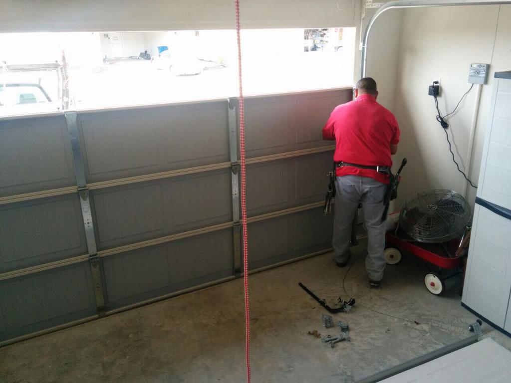 Arrangement of a garage under the bath