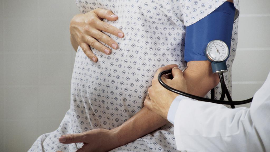 Беременная на приеме у медицинского работника