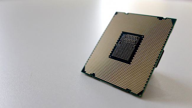 Процессор Core i9-7980XE с внутренней стороны