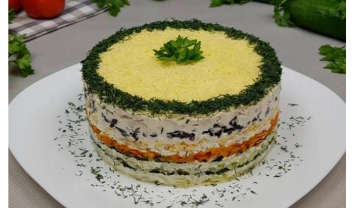 салат с шампиньонами и курицей и огурцами