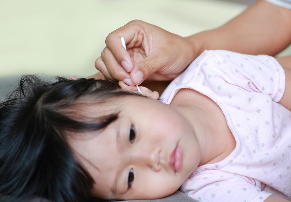 как чистить ребенку ухо