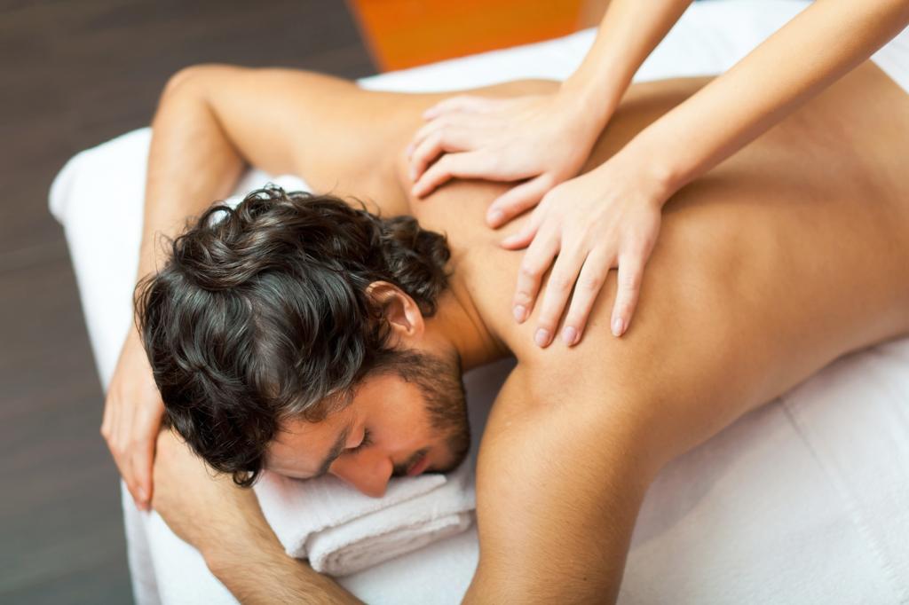 Как сделать мужу эротический массаж? Техника эротического массажа