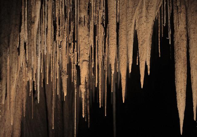 пещера со сталактитами