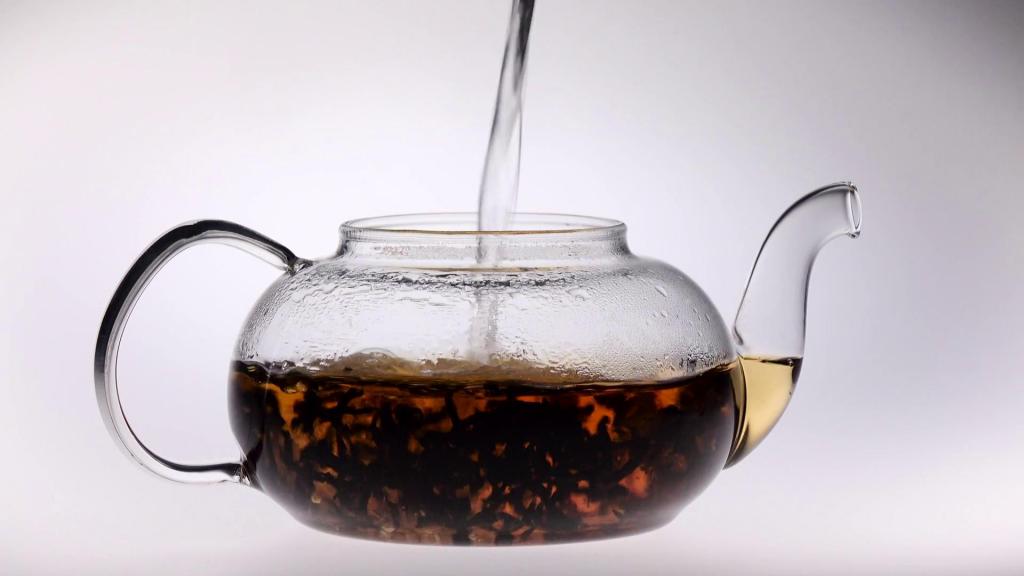 Налей воды в чай. Чайник с чаем. Струя чая. Налив черного чая. Черный чай вода.