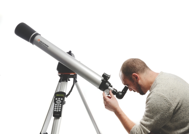 мужчина смотрит в телескоп