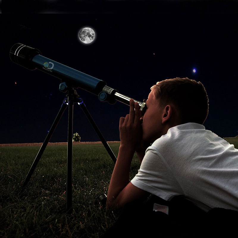 мальчик смотрит в телескоп