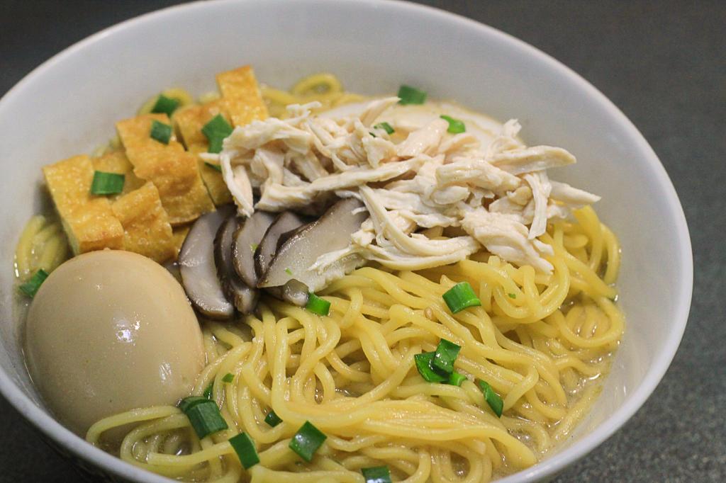 Кто придумал лапшу. Китайская лапша instant Noodle. Лапша Samyang Ramen. Блюда с лапшой быстрого приготовления. Блюда из лапши быстрого приготовления.