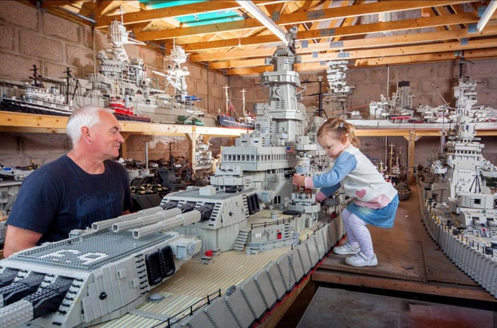 Самая большая модель корабля, собранная из Лего
