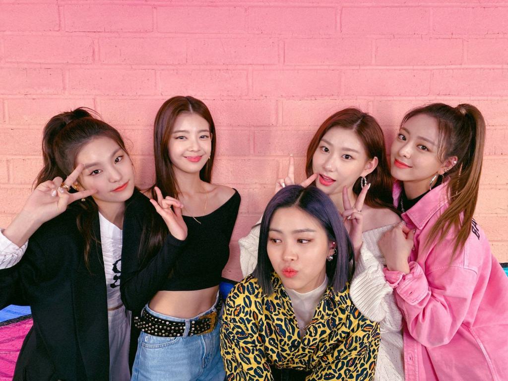 Blossom itzy. Itzy корейская группа. K Pop группа Itzy. Itzy дебют. Itzy группы JYP.