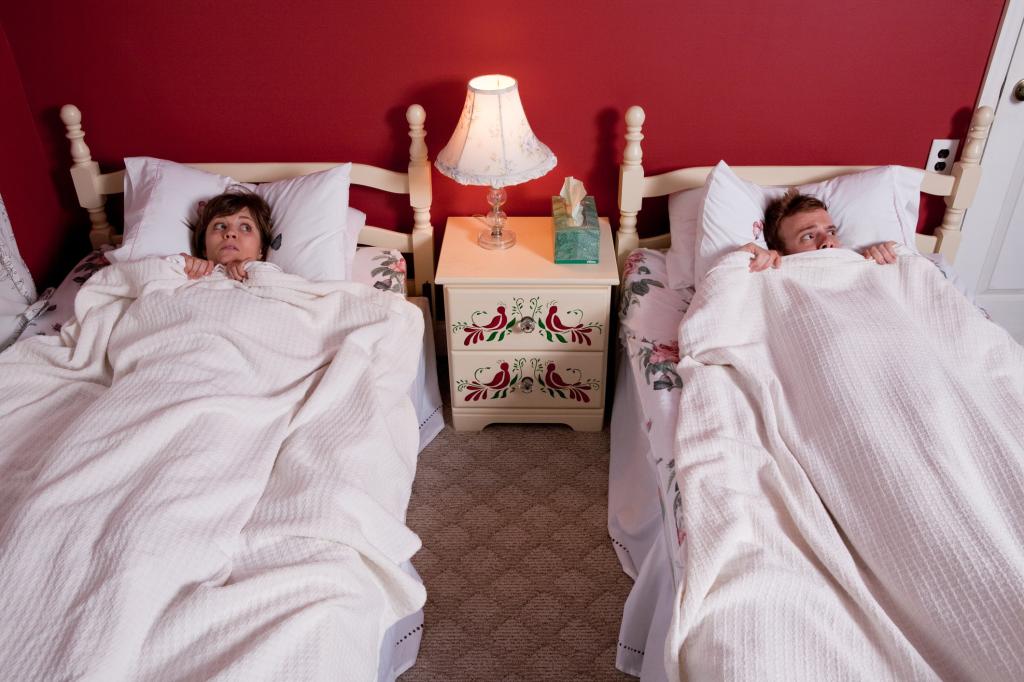 почему нельзя спать под разными одеялами парню и девушке