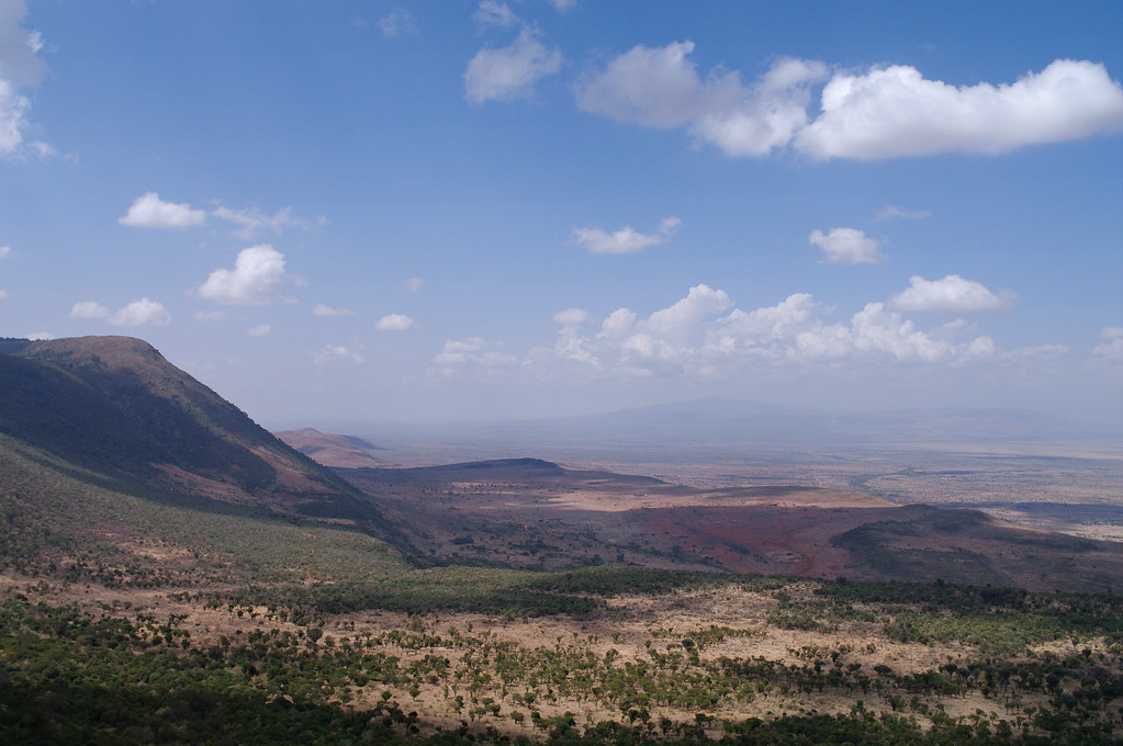 Восточное плоскогорье африки. Килиманджаро Восточно-Африканская рифтовая Долина. Восточно африканское плоскогорье рифтовая Долина. Гора на Восточно африканском плоскогорье. Восточно-африканское плоскогорье Танзания.