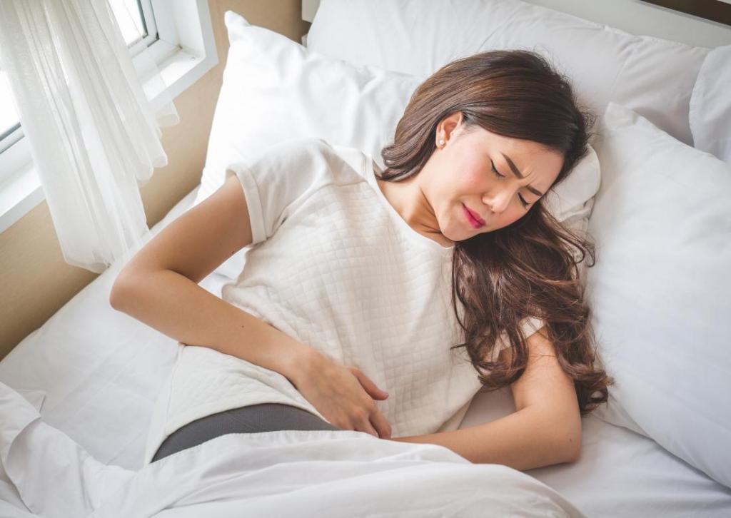 Before menstruation, the stomach hurts for a week