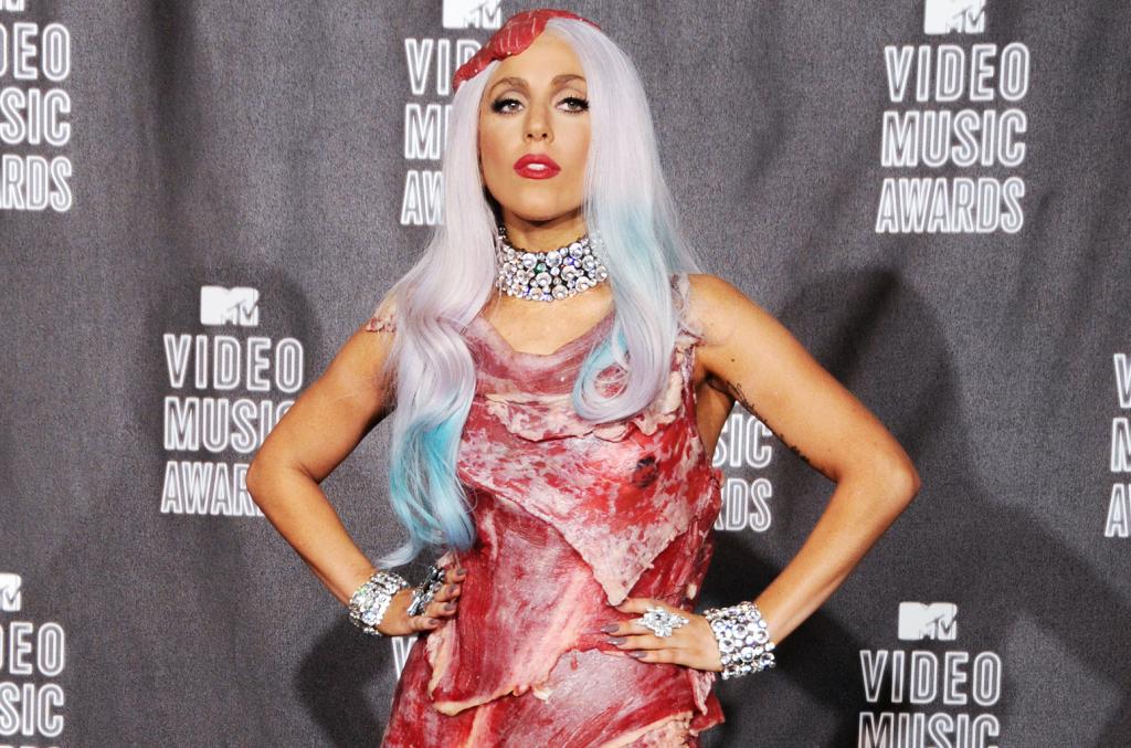Леди Гага платье из мяса