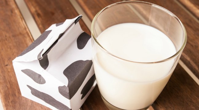 молоко в стакане