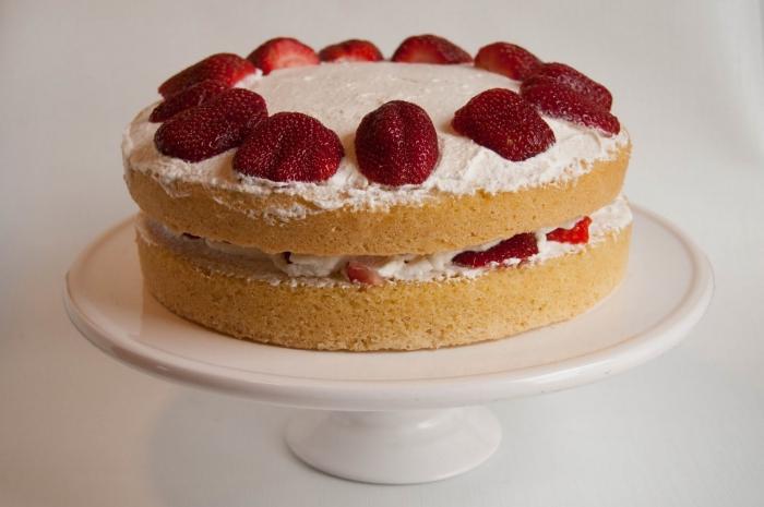 sponge cake in a slow cooker with strawberries