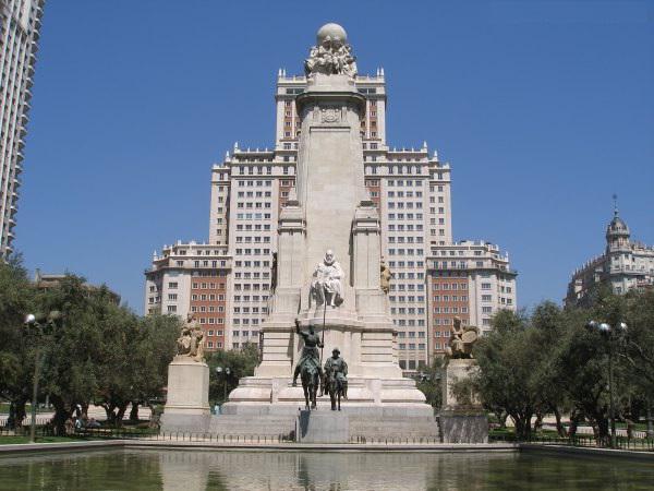 памятник сервантесу в мадриде