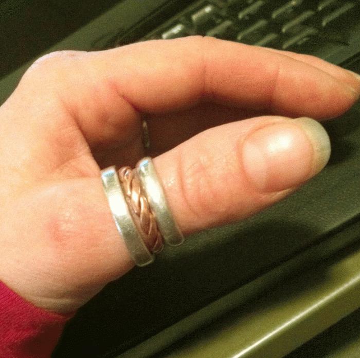 Что значит кольцо на правом указательном пальце. Перстень на большом пальце. Кольцо на большой палец руки. Кольцо на указательном пальце. Обручальное кольцо на большом пальце.