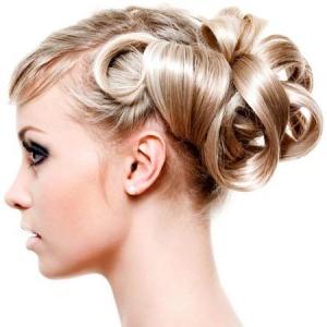 do-it-yourself evening hairstyle on medium hair