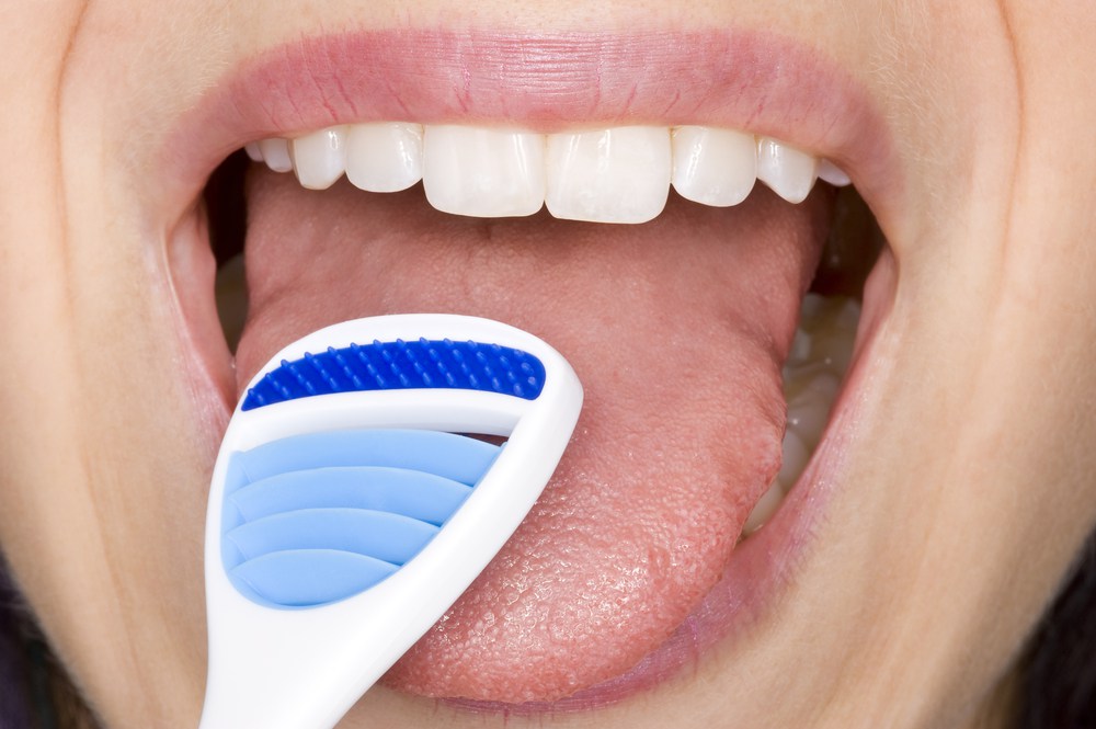 Чистят причины. Щетка для чистки языка. Гигиена зубов. Стоматологические чистки для языка.