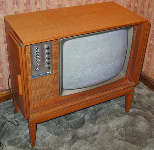 первый серийный цветной телевизор