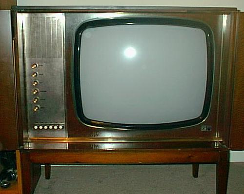 когда появился первый цветной телевизор