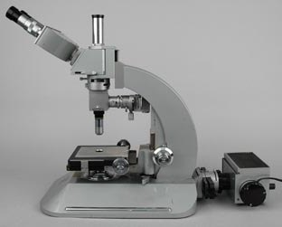 who invented the microscope for the first time