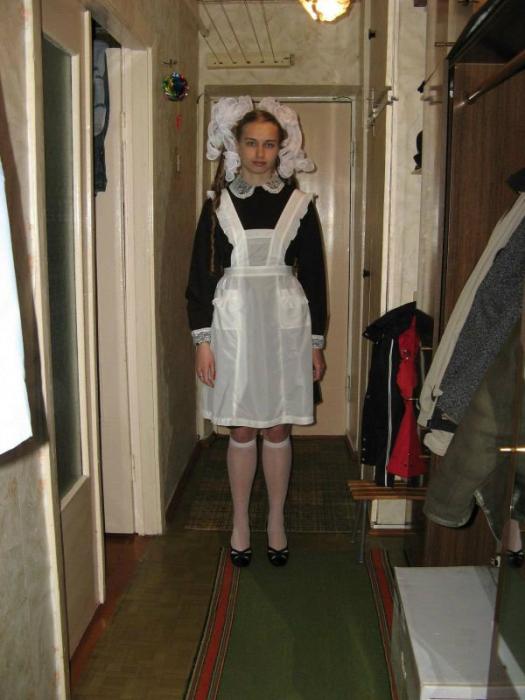 Парень в школьном платье сестры