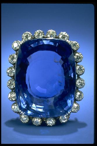 синий драгоценный камень сапфир